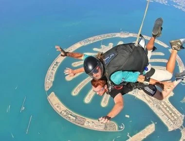 Εκατομμυριούχος στα 19: Απέτυχε στις εξετάσεις και θησαυρίζει κάνοντας εμπόριο ξένων νομισμάτων (φωτο)